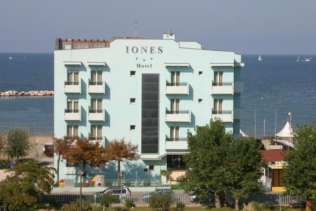 Hotel Iones Rimini Bagian luar foto
