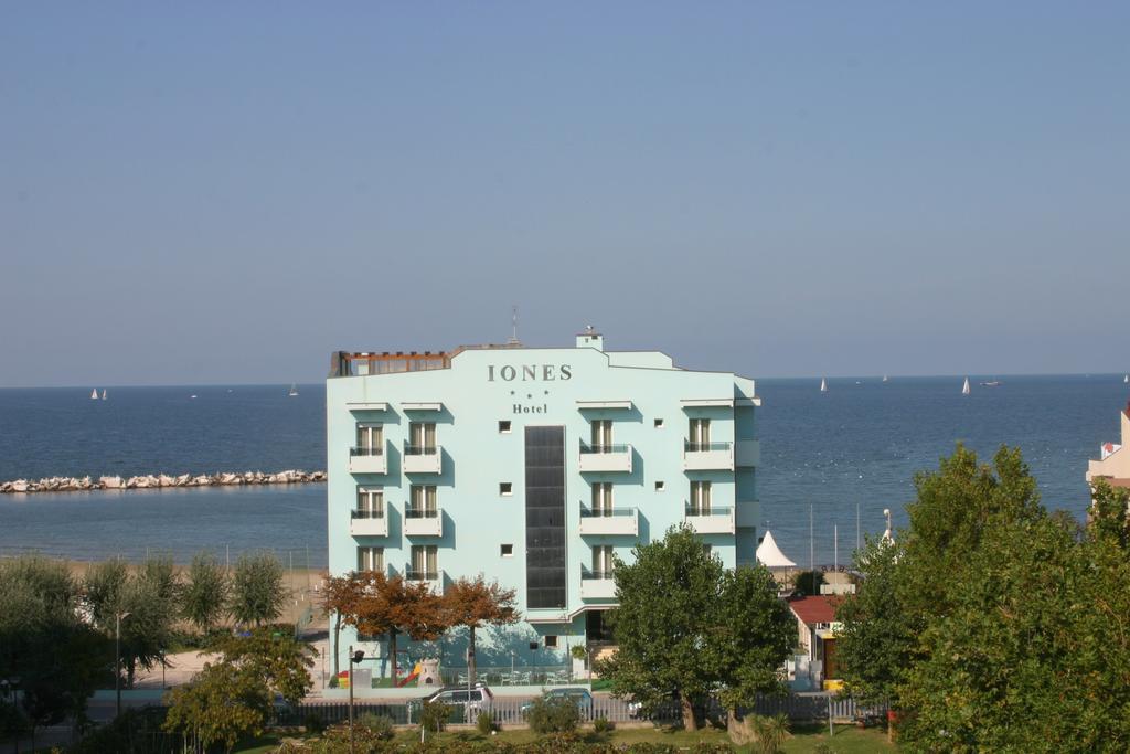 Hotel Iones Rimini Bagian luar foto